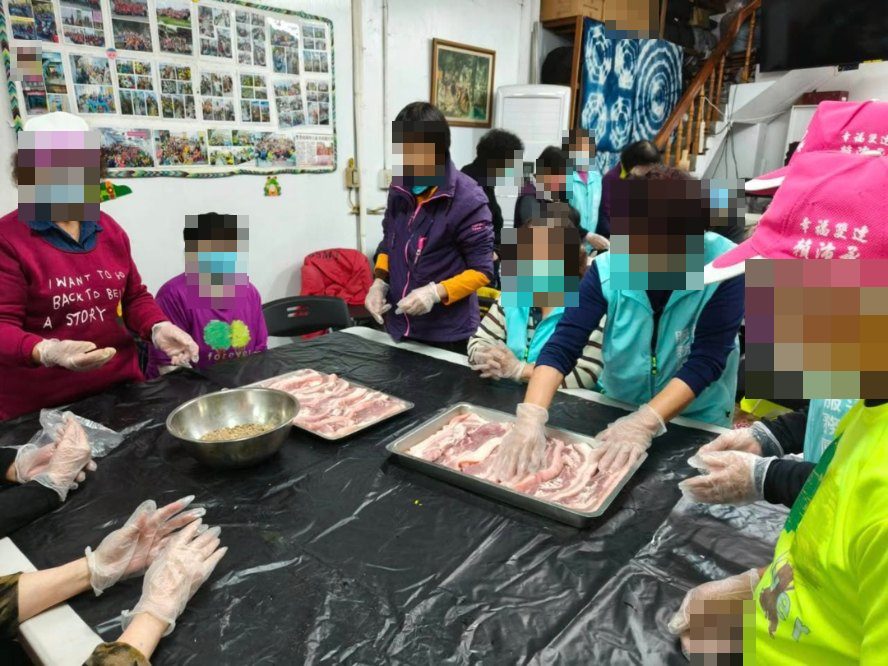 關懷據點：年菜五香鹹豬肉