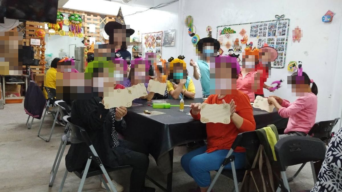 關懷據點：手作留言板與萬聖節裝扮