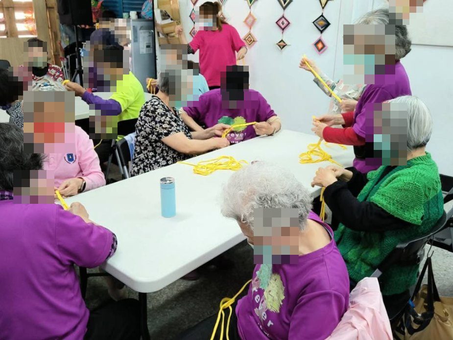關懷據點：手編髮帶