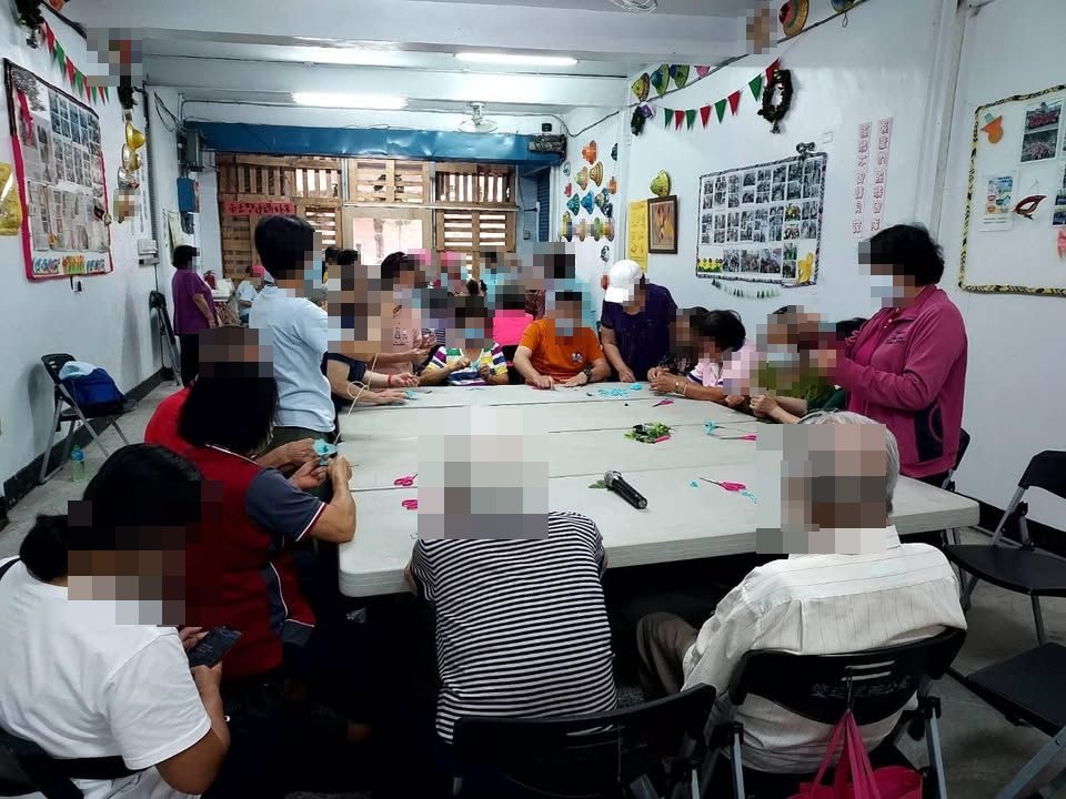 關懷據點：耳部按摩與絲襪花手作