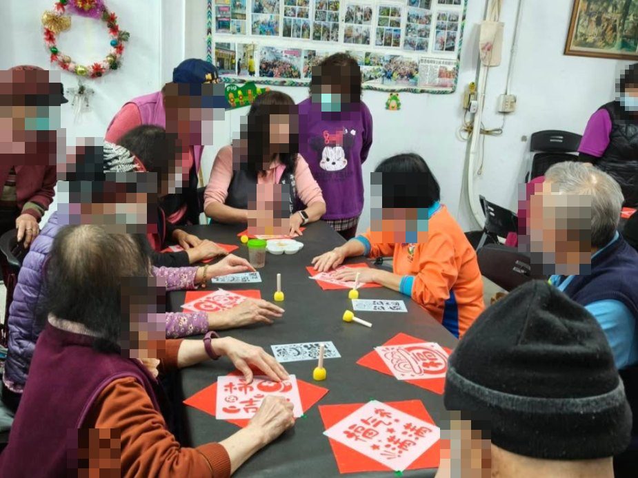 關懷據點：拓印春聯
