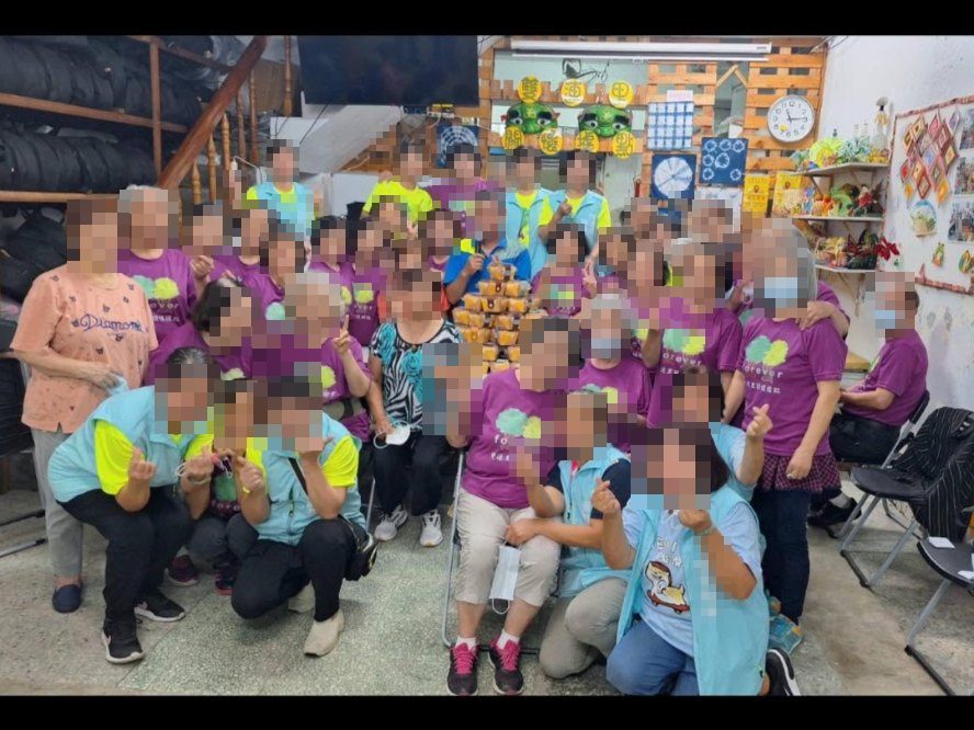 關懷據點母親節：每人一個蛋糕